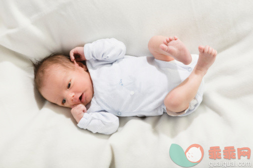 人,婴儿服装,室内,白人,毯子_98285255_Baby girl (0-1 months) lying on blanket, overhead view_创意图片_Getty Images China