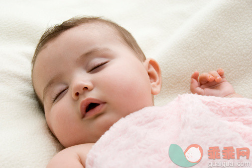 人,床,室内,毯子,睡觉_107207156_Baby girl 6 mos. old._创意图片_Getty Images China