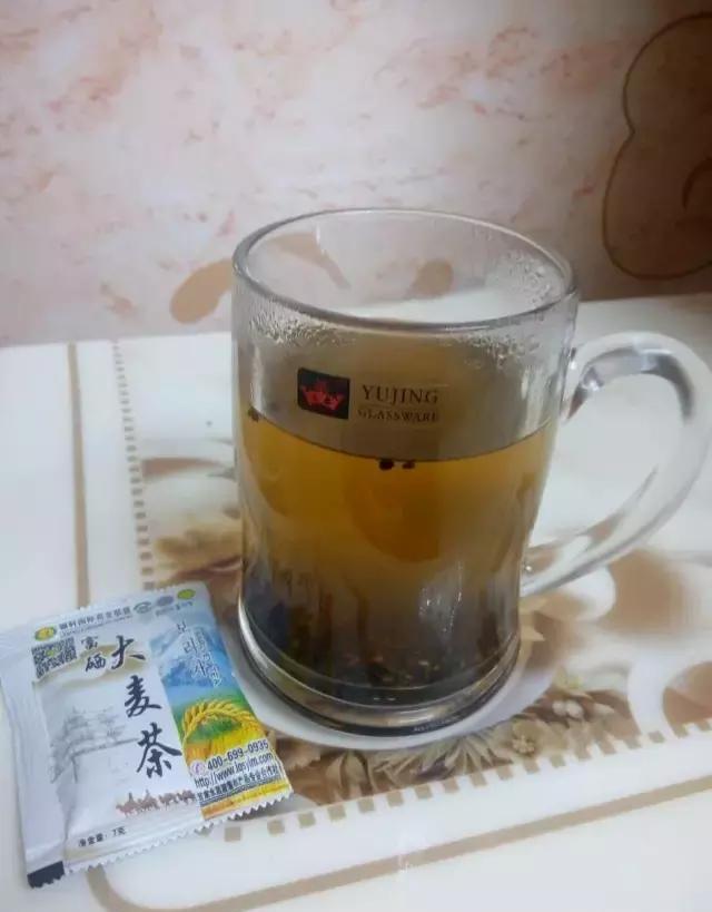 老人喝富硒茶