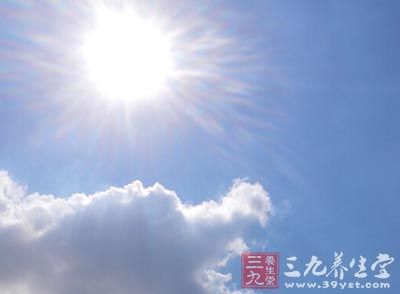 经过研究表示适当的晒太阳能够补充身体所需要的钙质