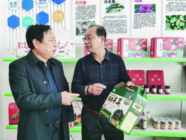 协会书记吴家兴和协会秘书长闫福利探讨富硒产品。
