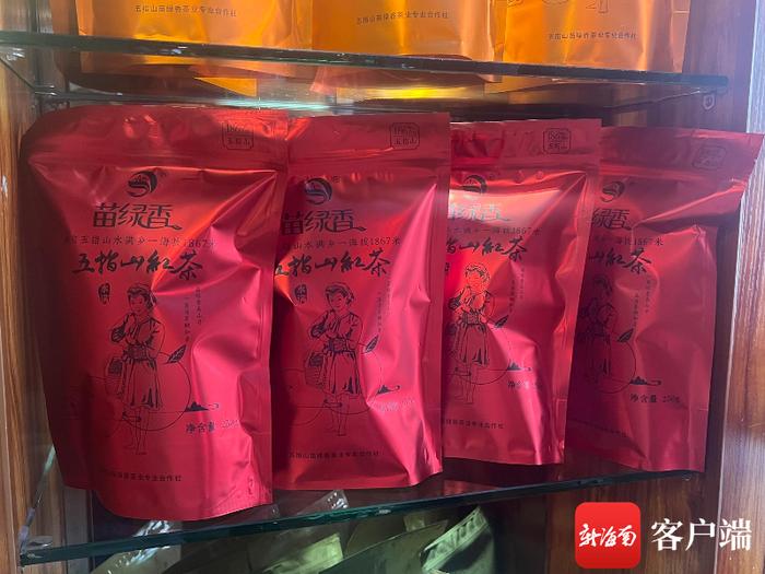 摆在货架上的苗绿香五指山大叶茶。 记者 余育桑 摄
