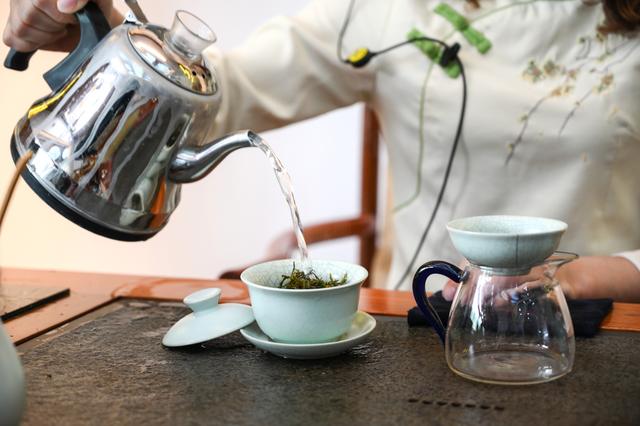 采摘恩施富硒茶