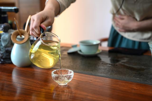 采摘恩施富硒茶