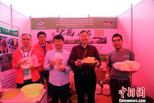 图为农民展示富硒农产品。　杨志雄 摄