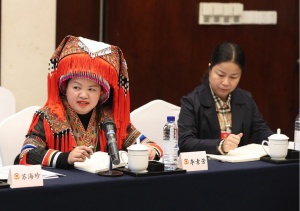 高清组图丨政协委员展开分组讨论 相互交流意见
