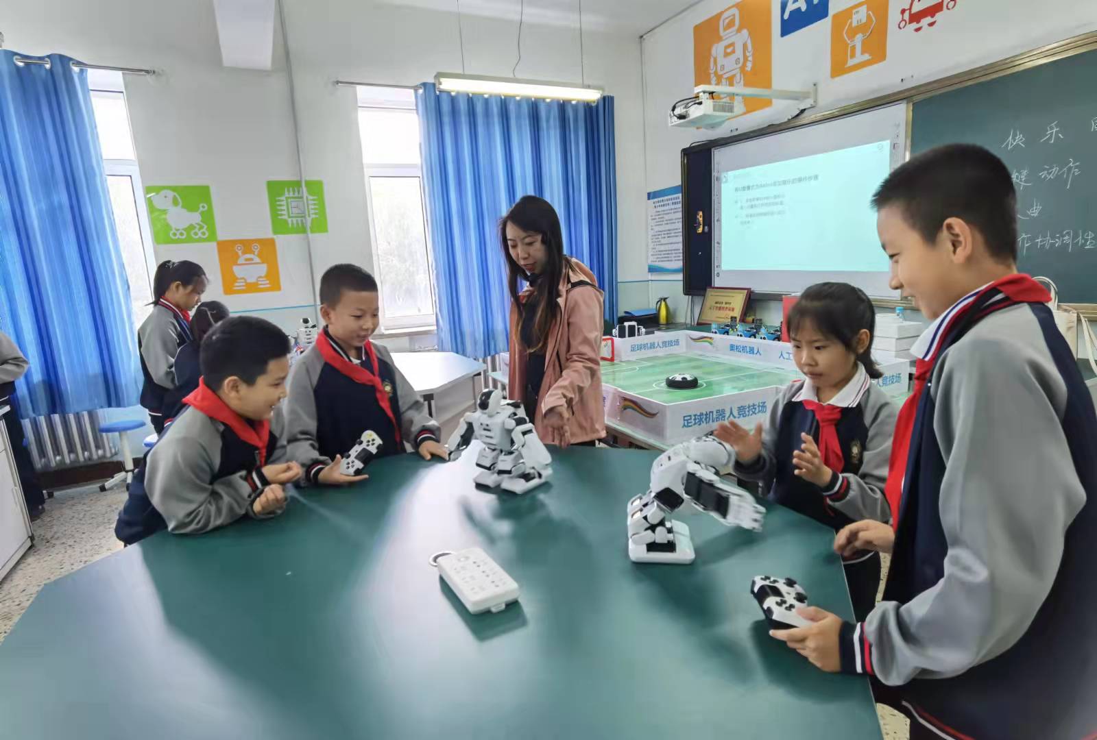 保国第四小学校的孩子们熟练操控由自己编程的机器人