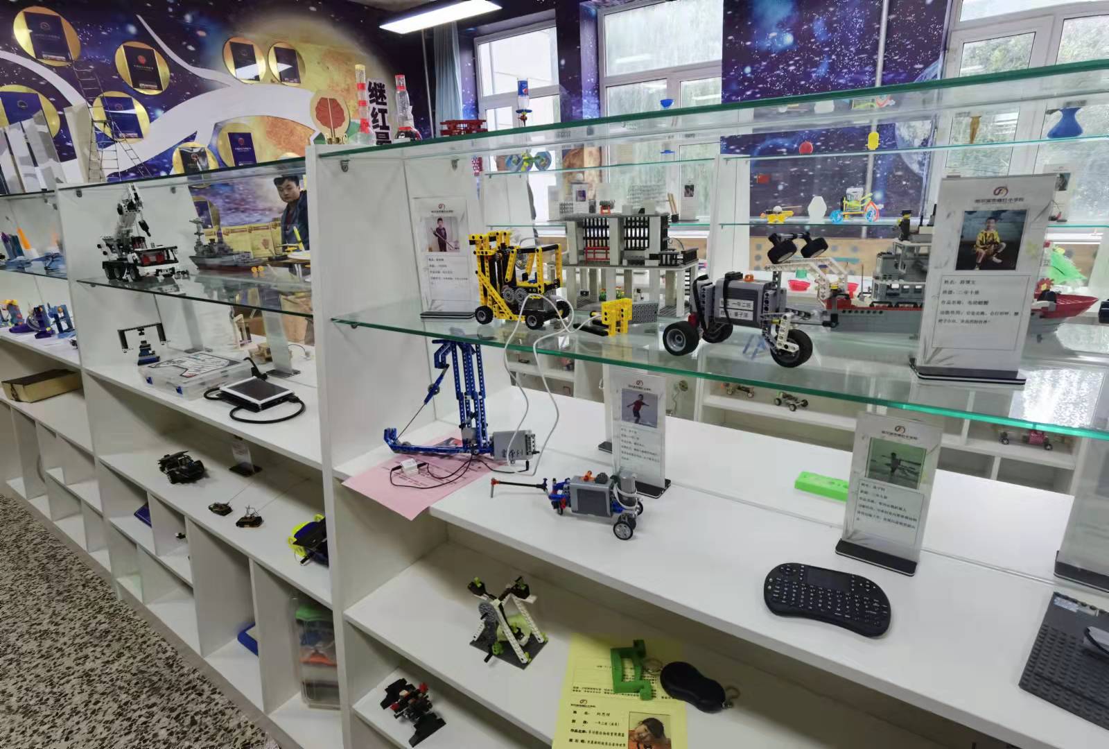 继红小学校展示学生们的作品