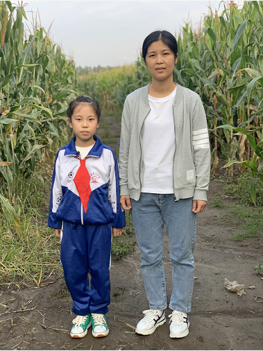 永源中心小学校的马艺琳和妈妈参加“我和妈妈学科学”