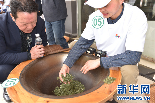 图为4月12日拍摄的“开阳富硒茶”手工制茶赛。新华网发（陈纪滔 摄）
