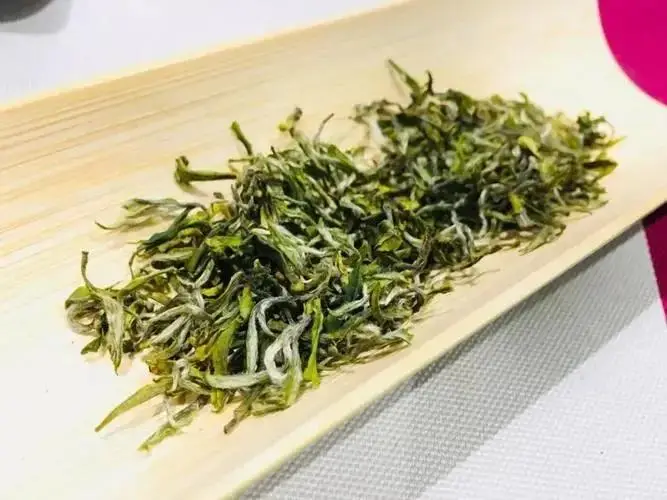 巴山雀舌富硒茶广告
