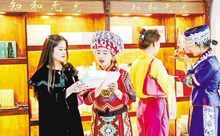 水果店富硒葡萄打包
