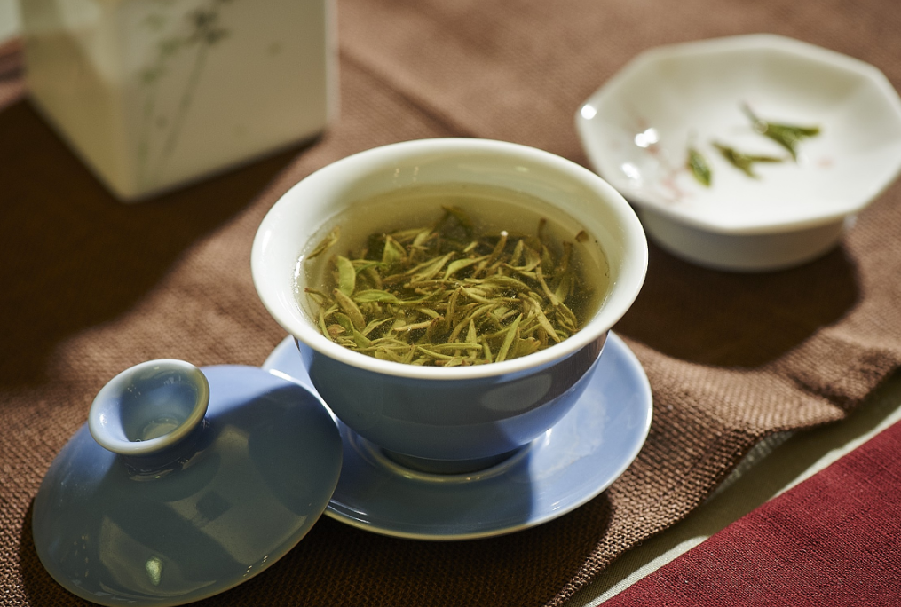 富硒茶泡出来的白毫银针