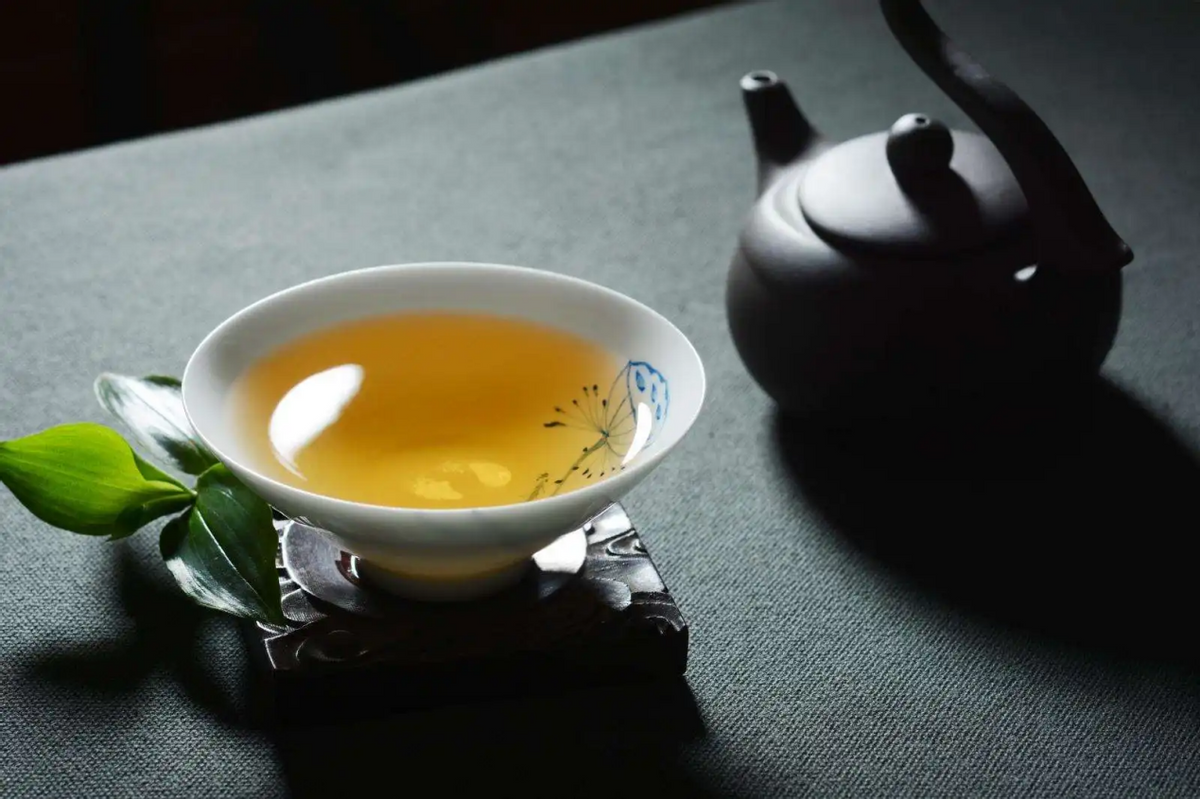 富硒茶泡出来的白毫银针