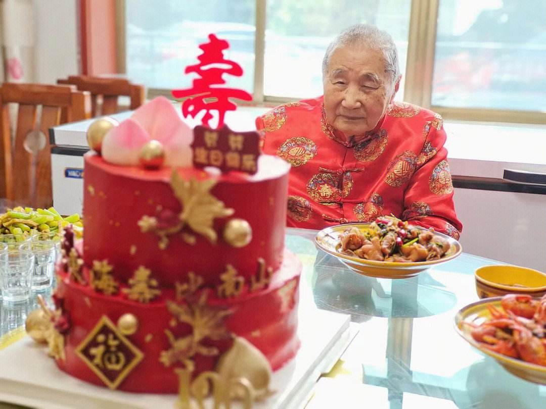 每天吃多少硒
