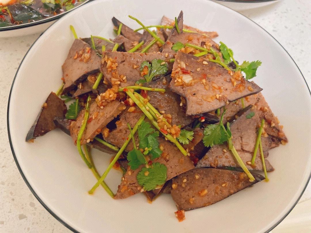 每天吃多少硒