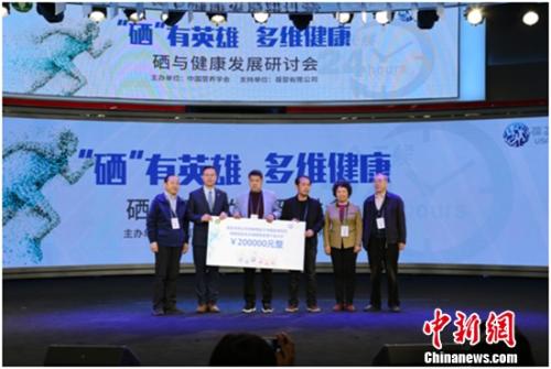 活动支持单位葆婴有限公司销售副总裁李烜(左二)
